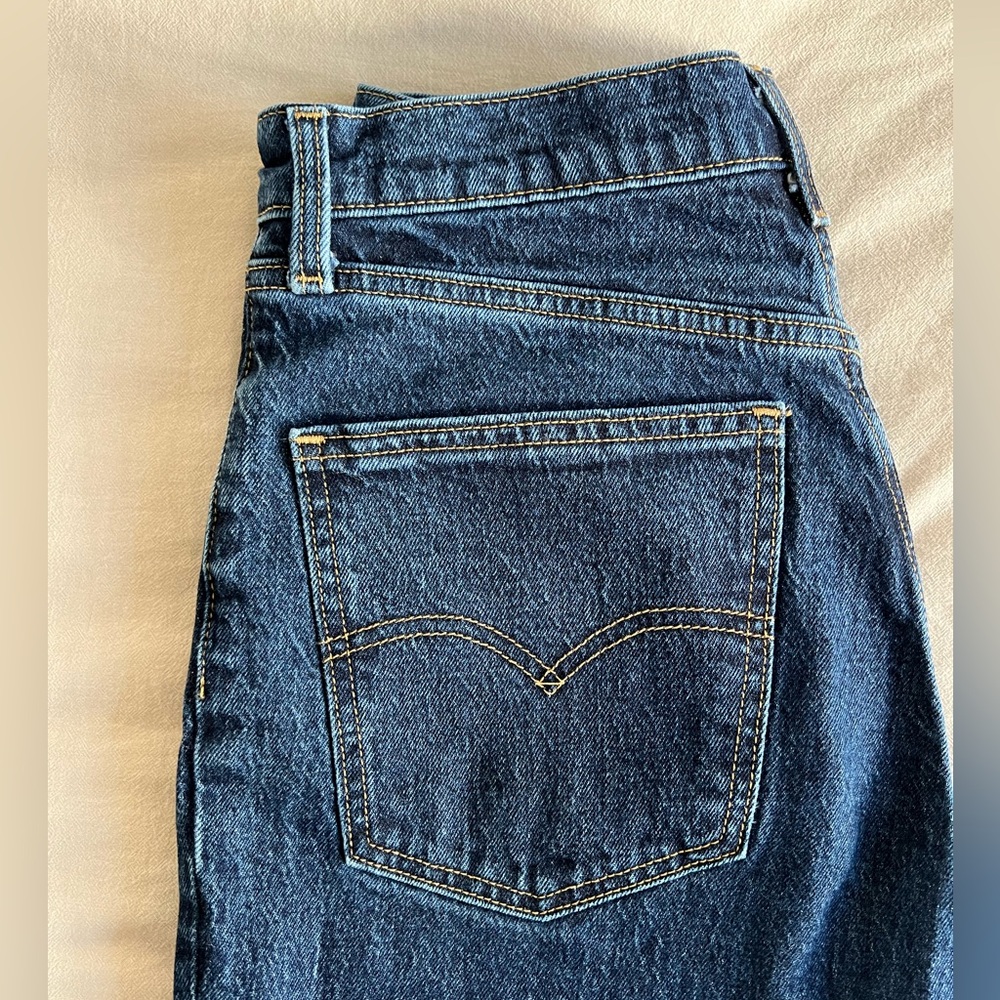 Levi’s 70s High Rise Slim Straight Jean in a dark wash size 29